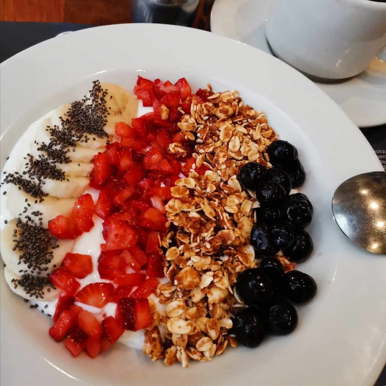 Yogurt con frutas, avena y chía