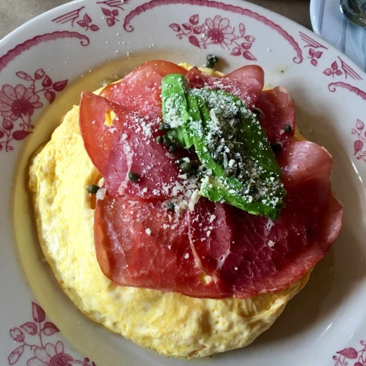 huevos con pan pitta y carpaccio