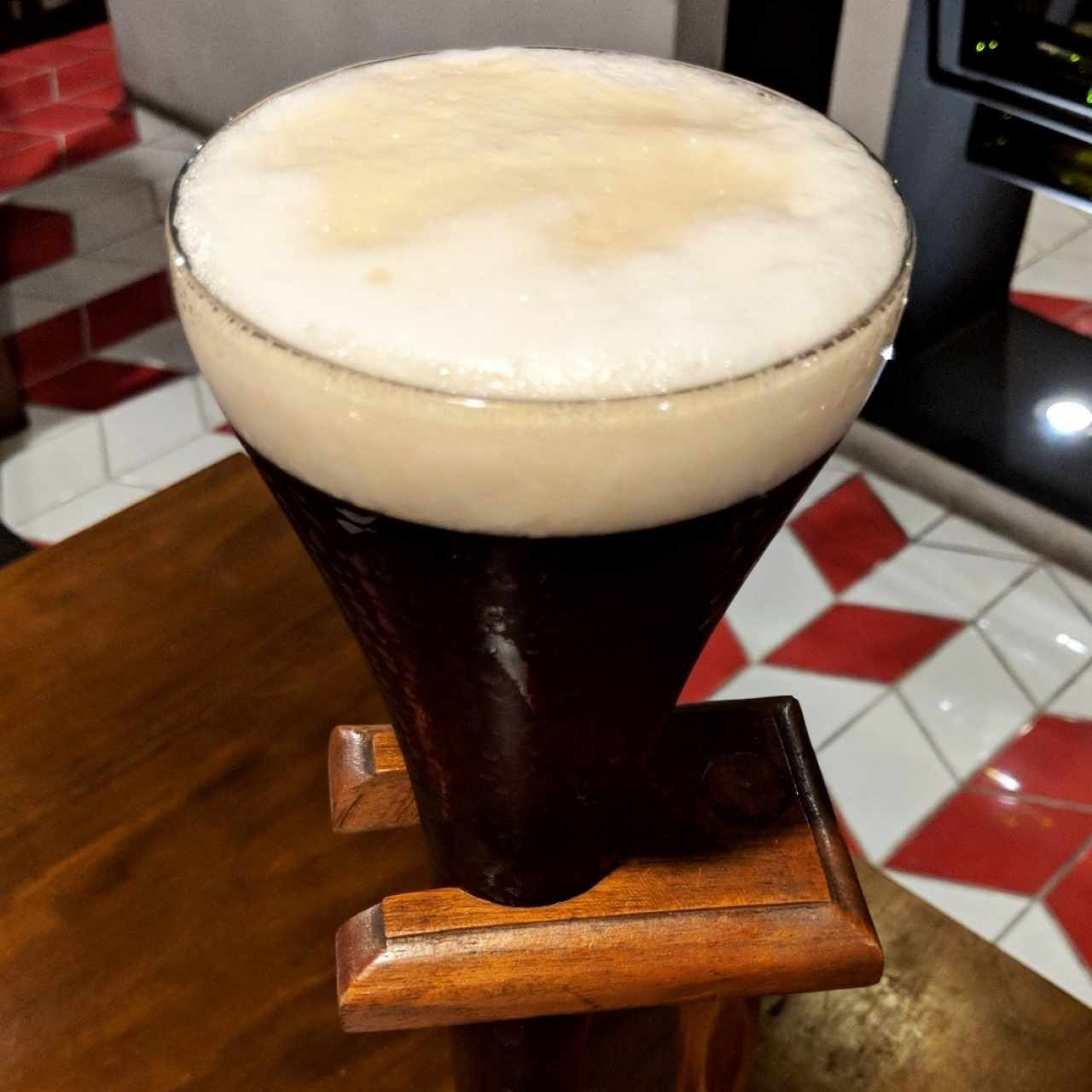 yarda de cerveza oscura 