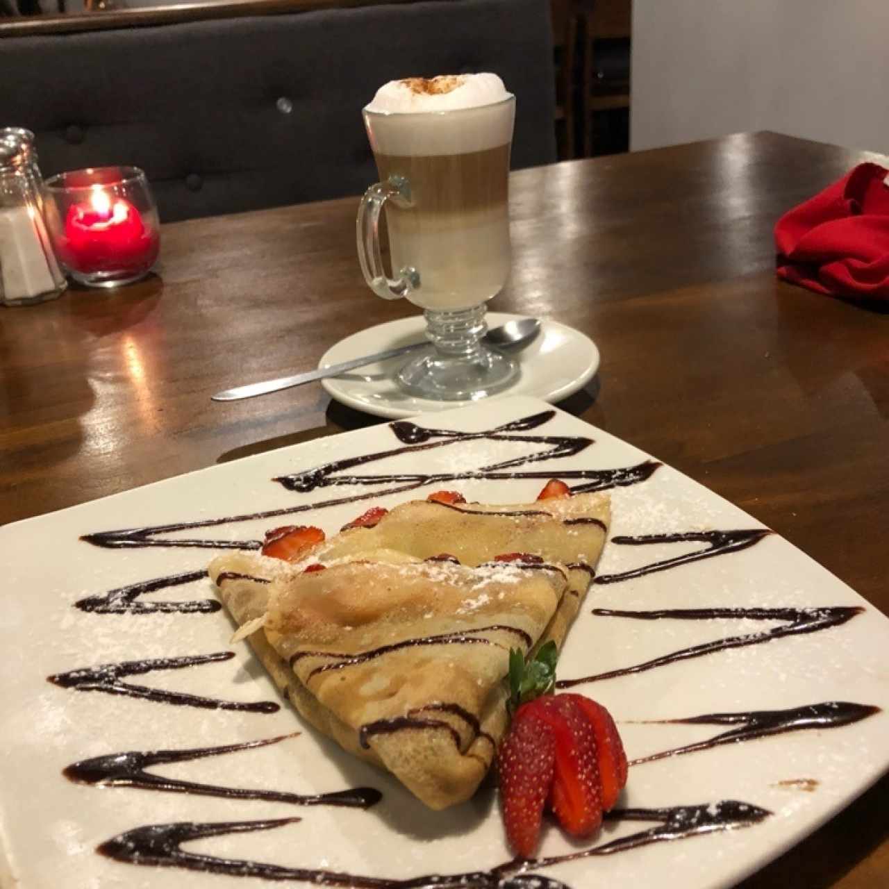 Crepes Dulces - Chocolate y fresas y capuchino