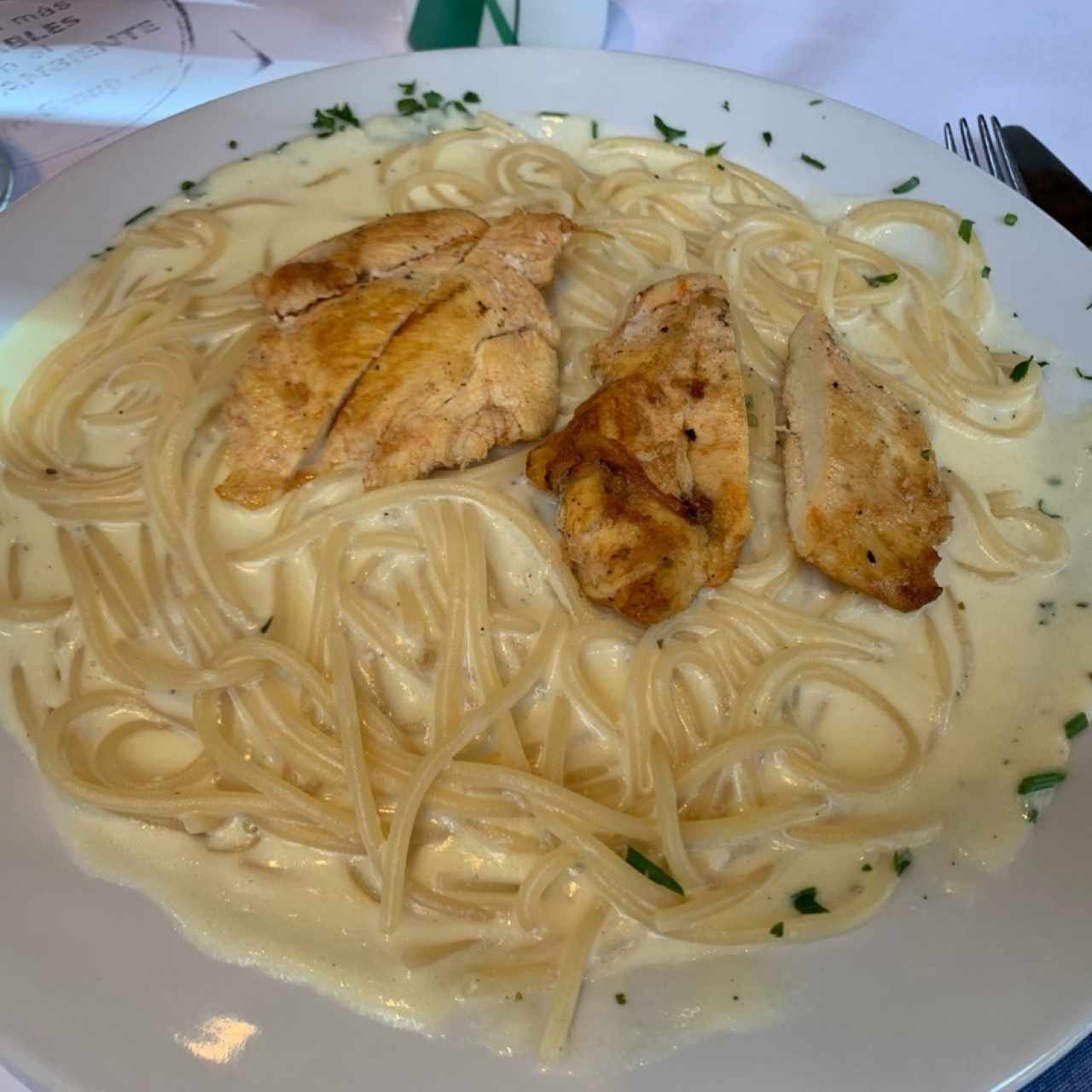 SPAGHETTI ALFREDO CON POLLO