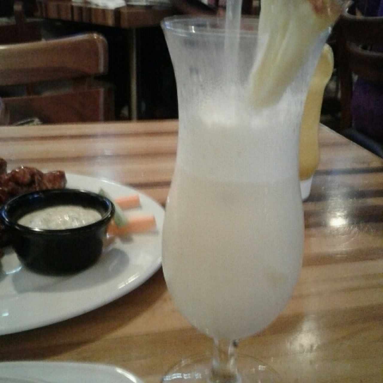 Alitas con Aderezo y Piña Colada