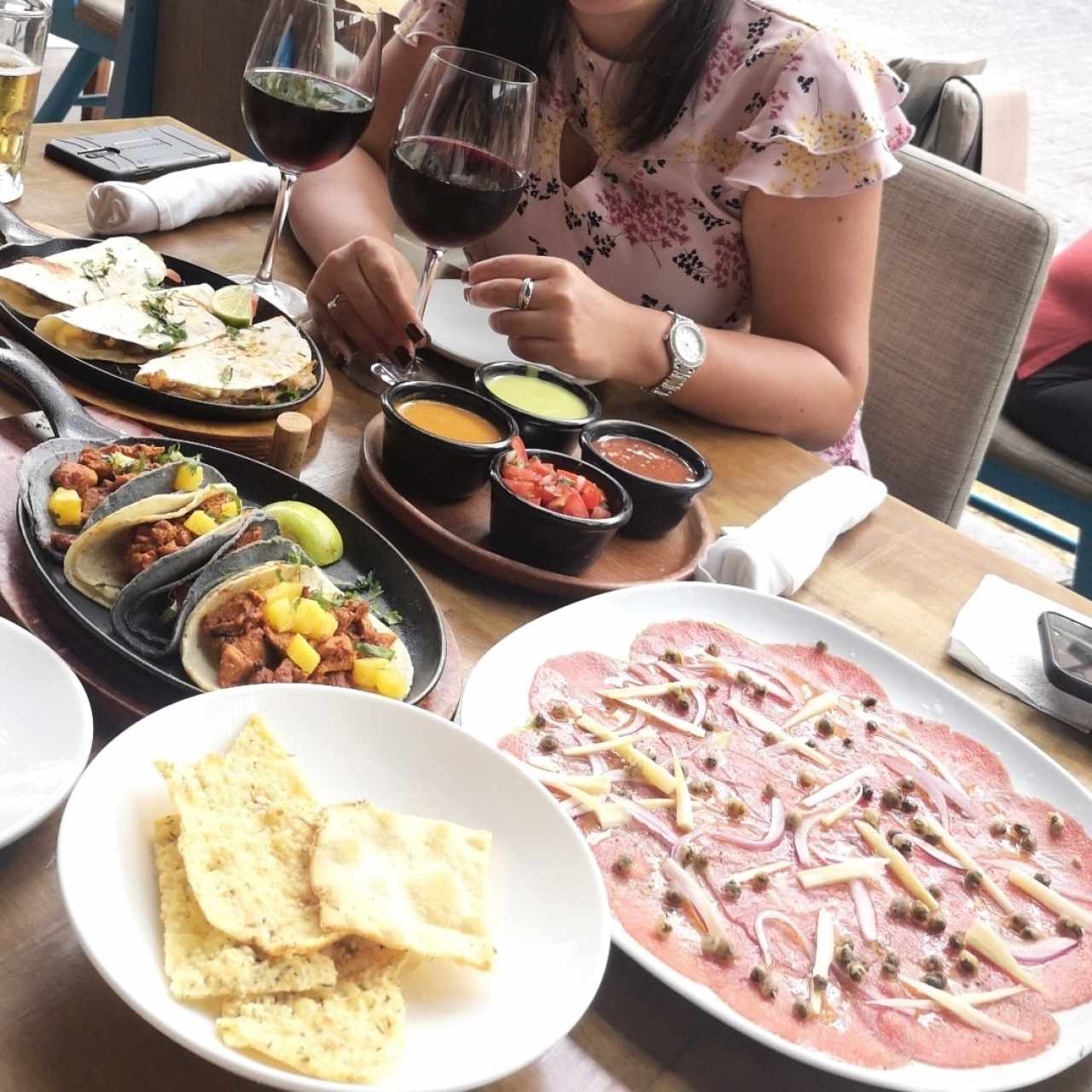 tacos, gringas y tiradito de lomito