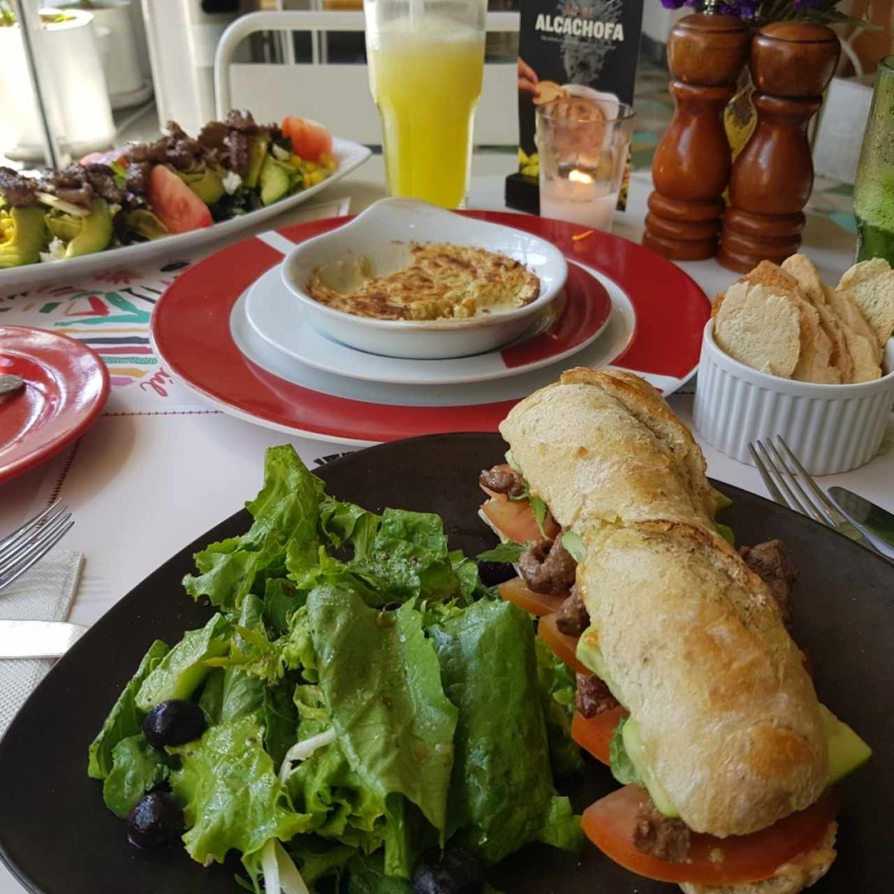 Sandwich Vietnamita, Dip de Alcachofa, Ensalada Bistrology
