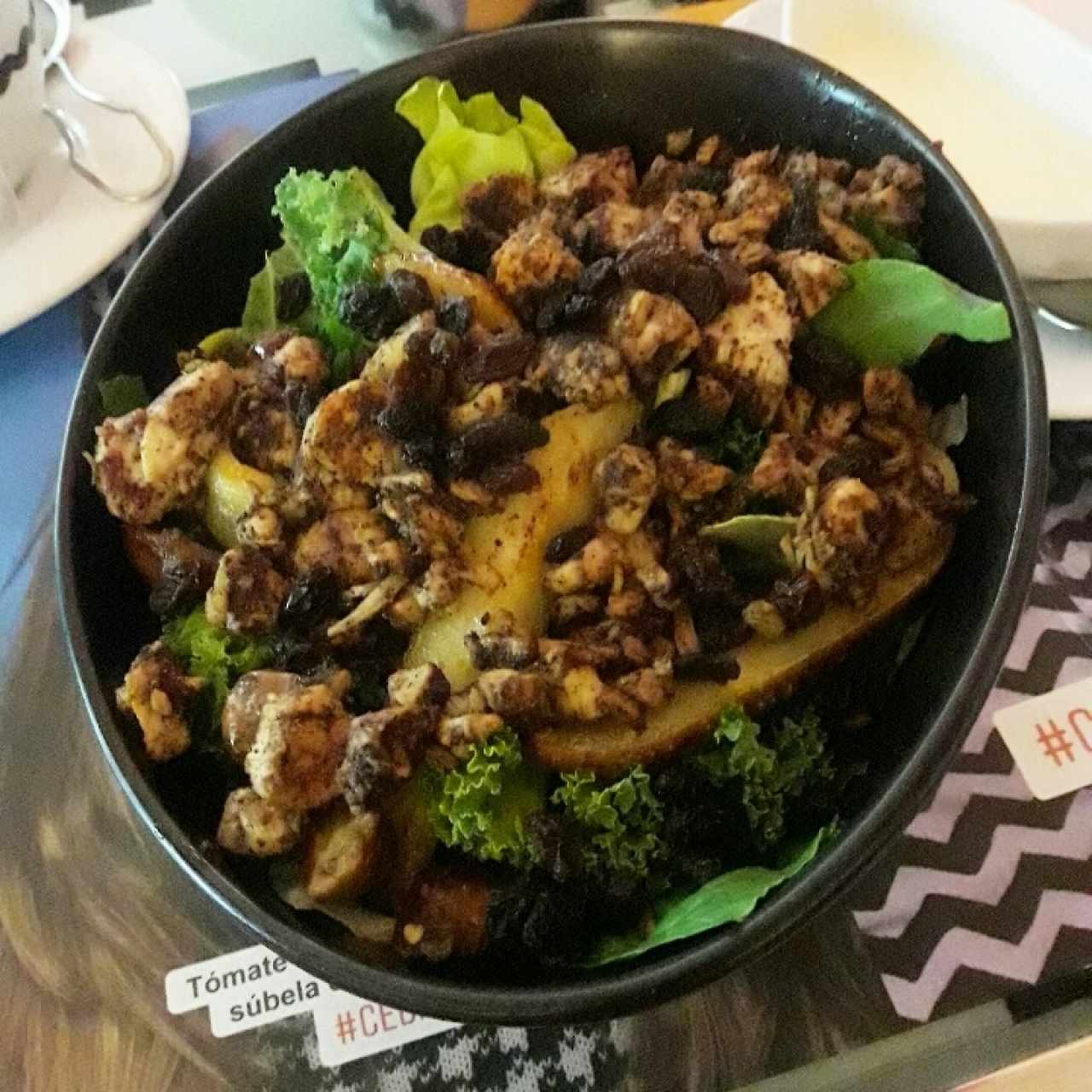 Ensalada de pollo con peras caramelizadas