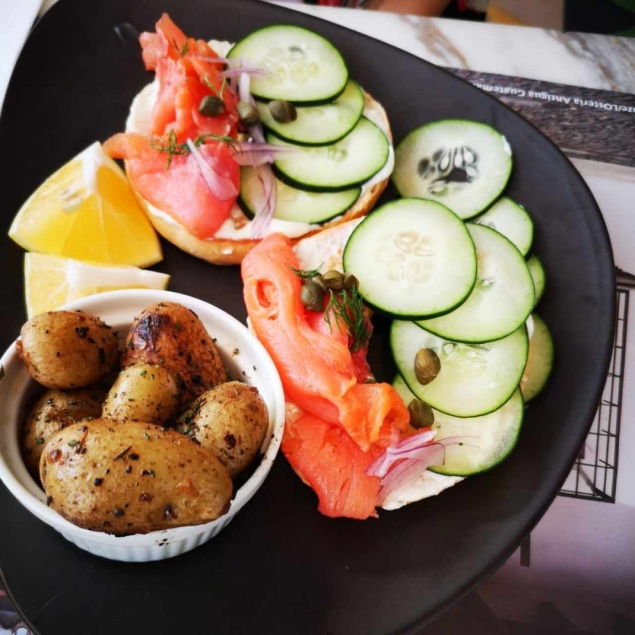 bagel de salmon con papas a la plancha