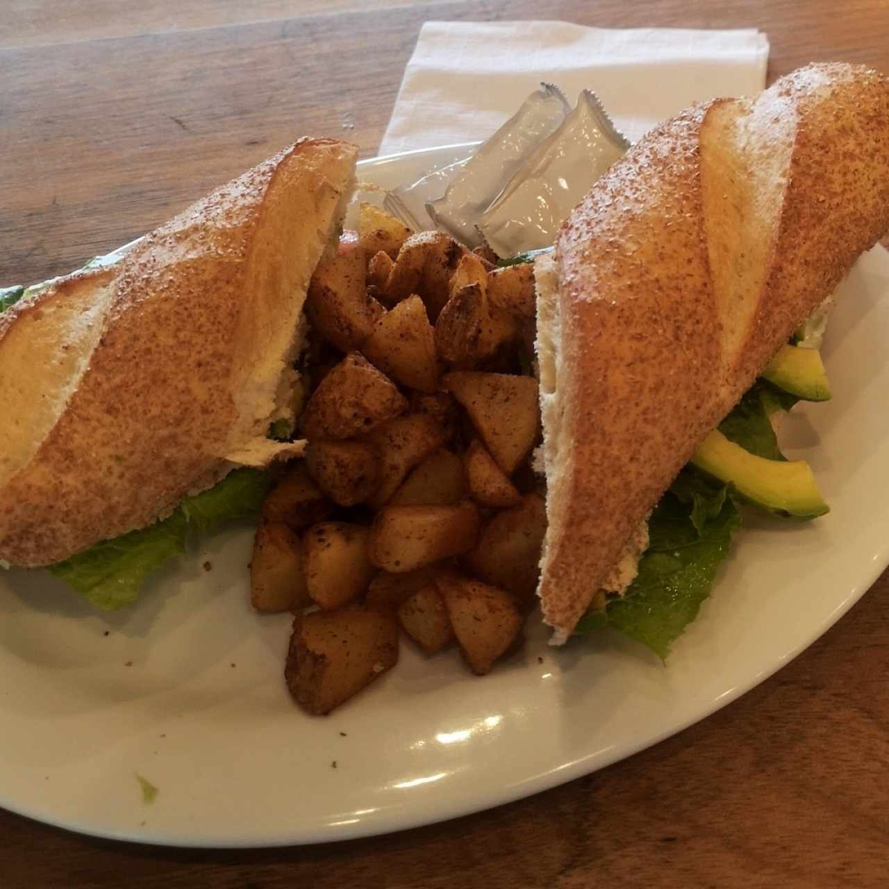 sandwich de ensalada de pollo y aguacate