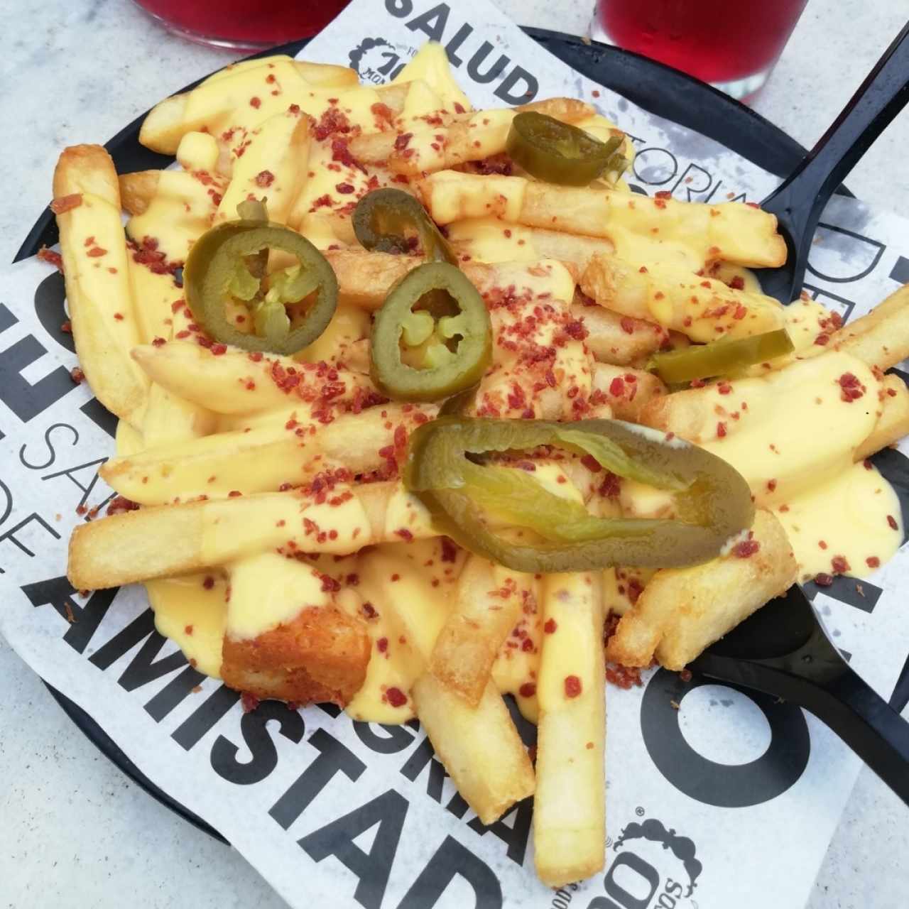 Patatas Francesas con Queso, Jamón Serrano Crujiente y Chile Jalapeño