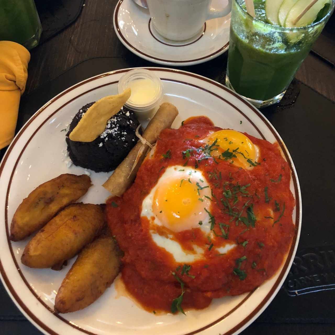 Huevos sobre tortillas con queso chancol