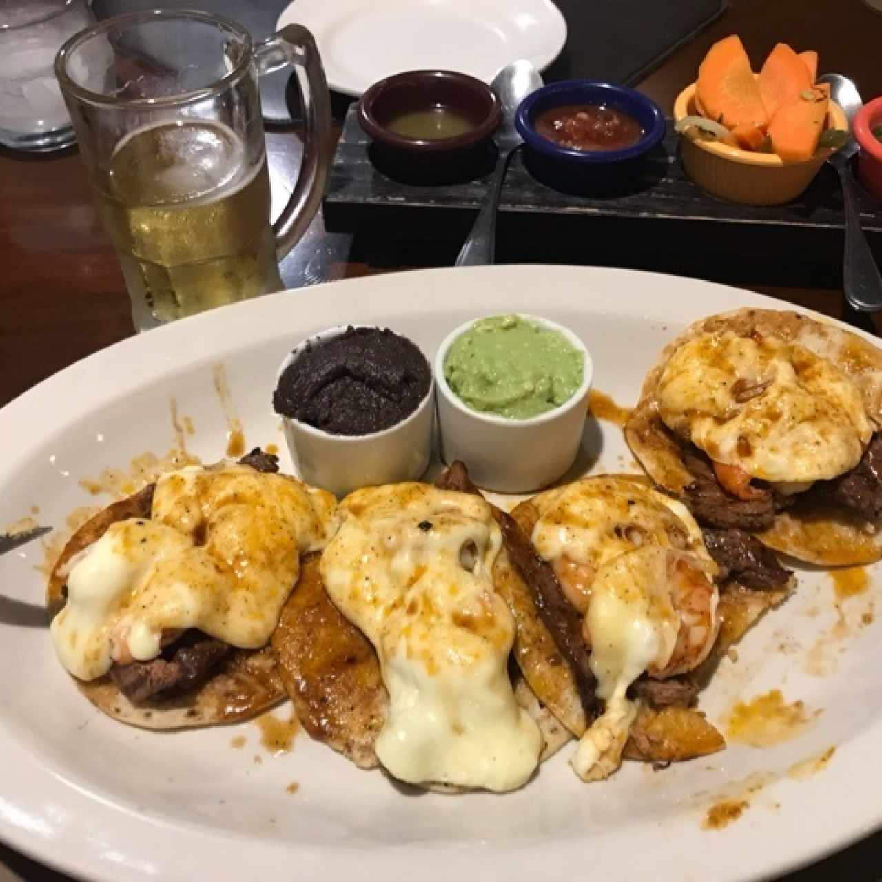 tortillas con queso, camarones y carne 