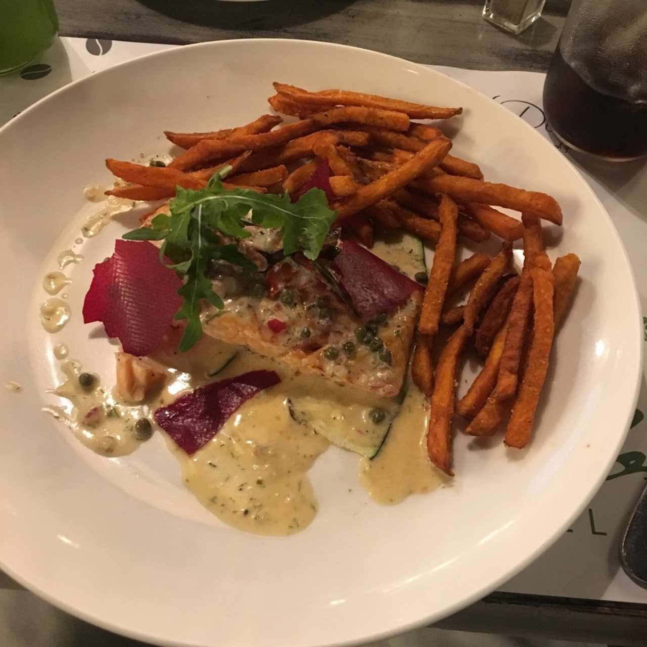 Salmón con mantequilla de Eneldo y Alcaparras