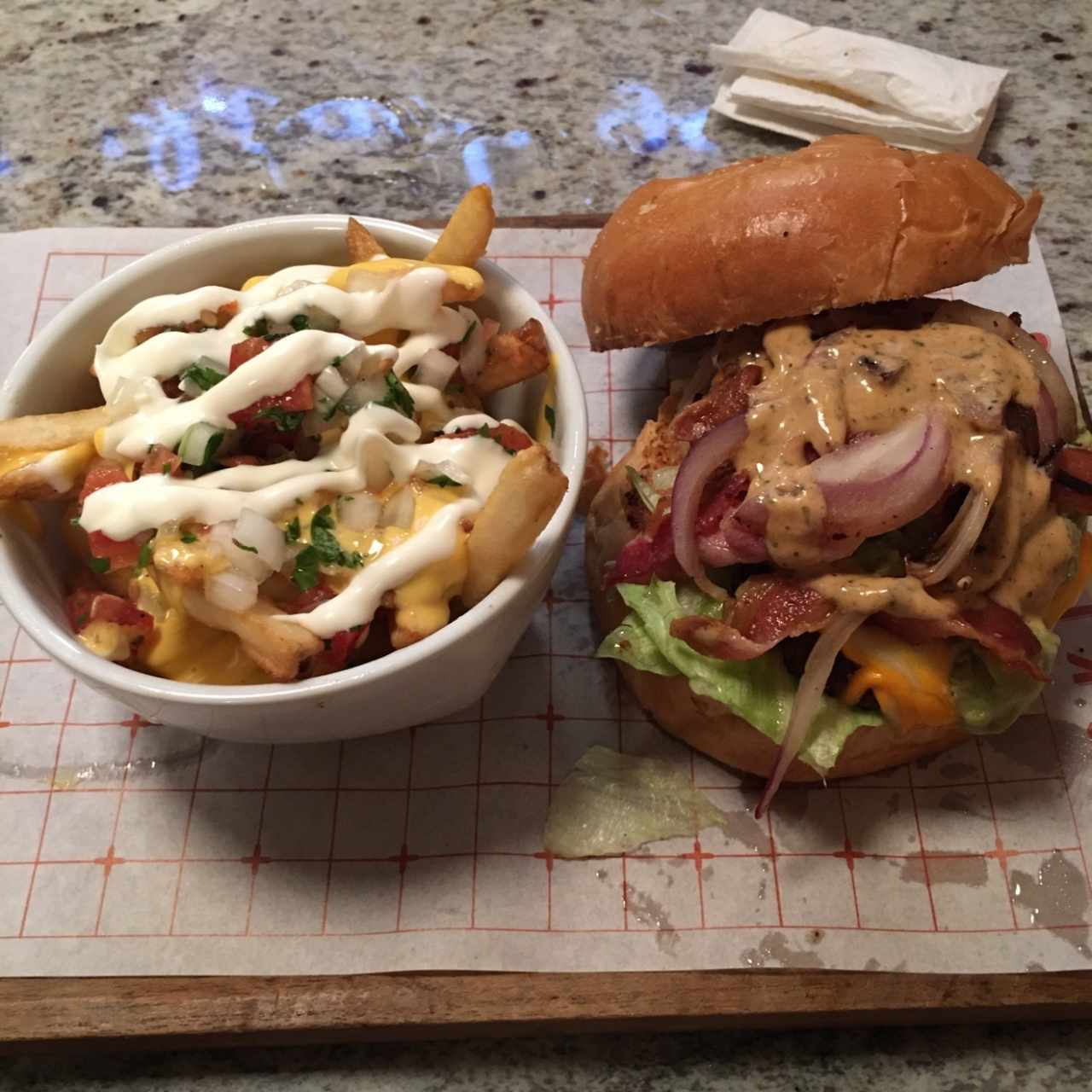 hamburguesa con jalapeno y papas con queso