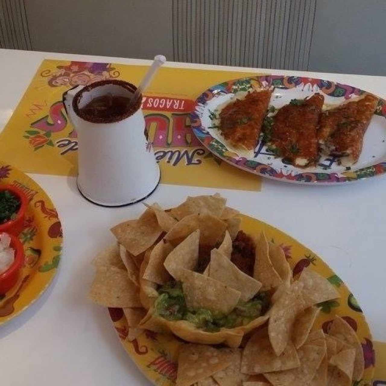 Guacamole y frijoles con nacho