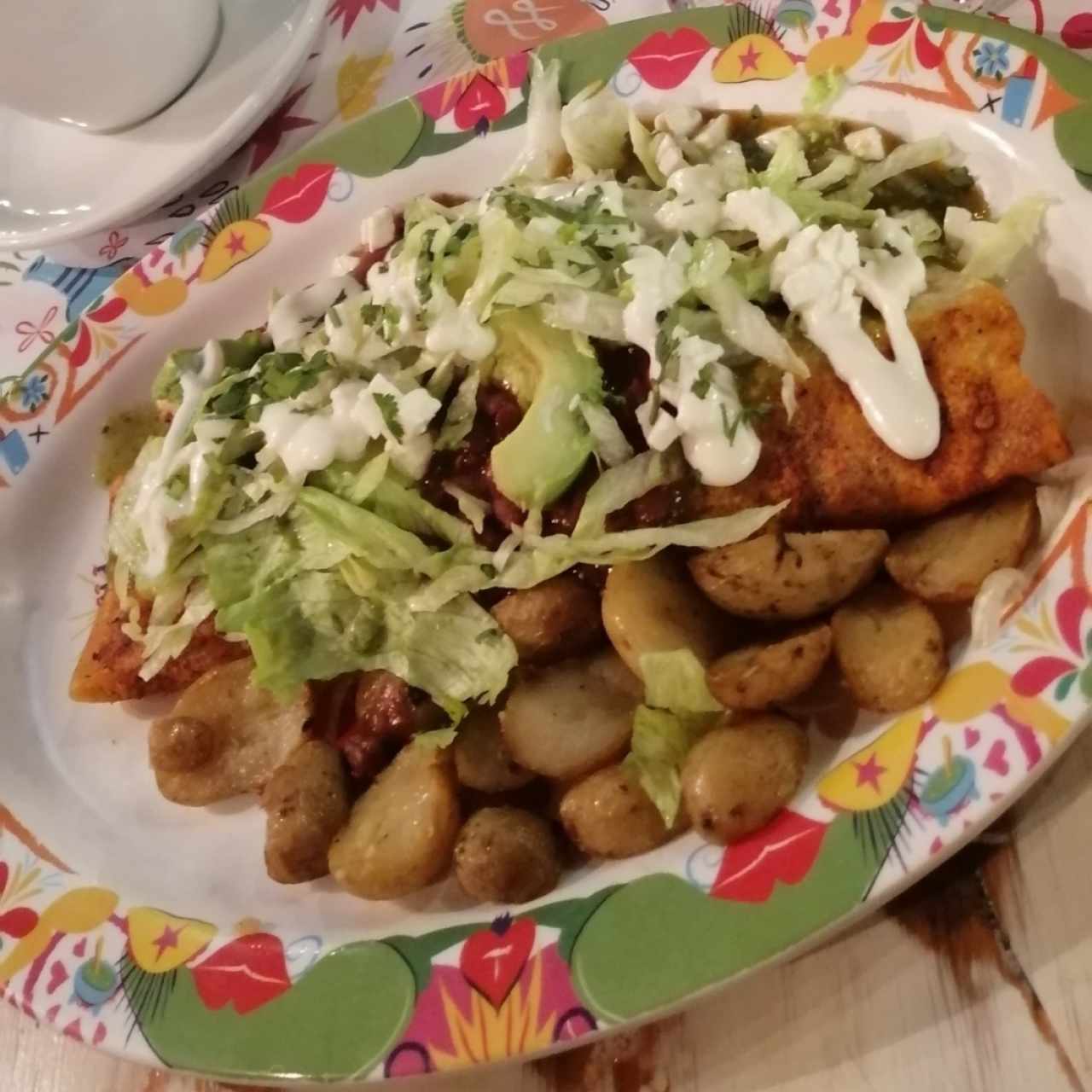 Keka, tortilla de harina con papas

Aunque se ve jugoso por fuera, en el interior la carne estaba seca y todo sin sabor.

Las papitas tenían buen sason por fuera pero por dentro de notaba que estaban viejas.