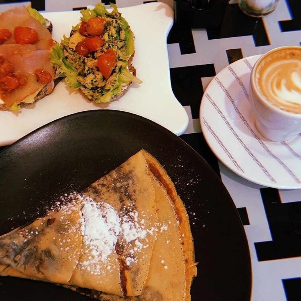 Crepe de nutella, toasts y capuchino