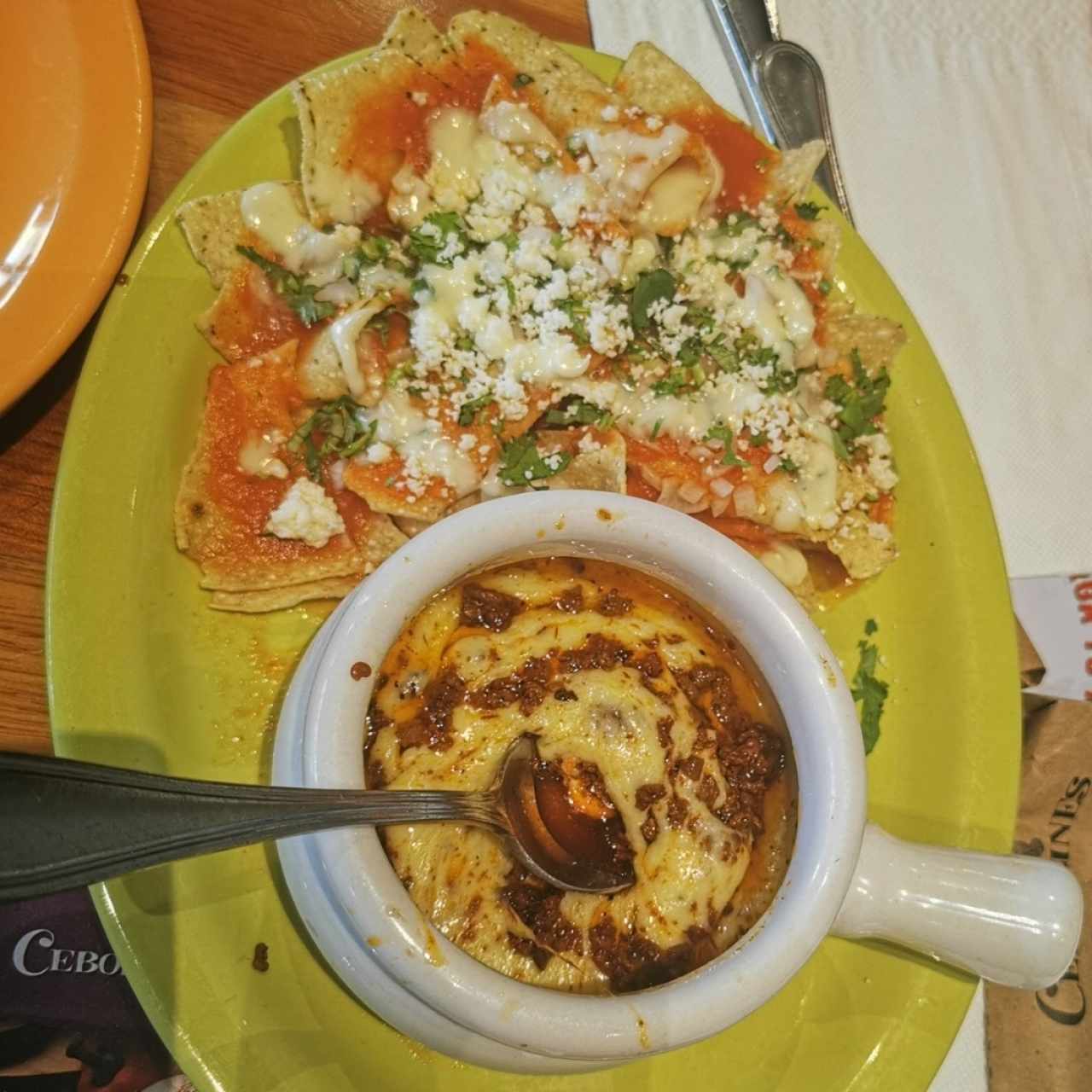 Queso fundido con chorizo
