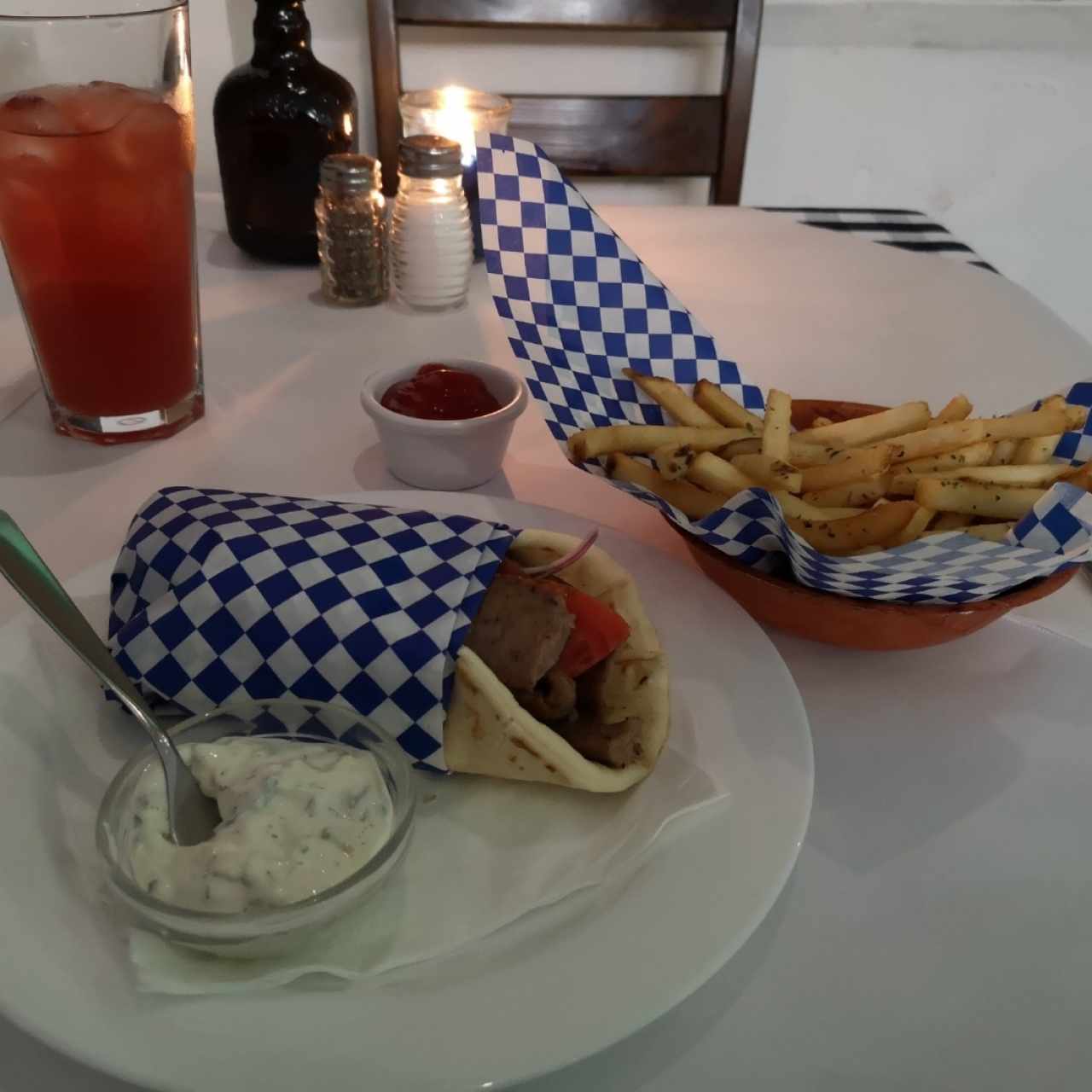 Gyro clásico con papas fritas