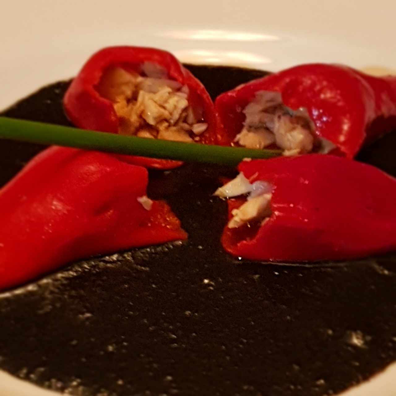 Chiles Rellenos en Tinta de Calamar