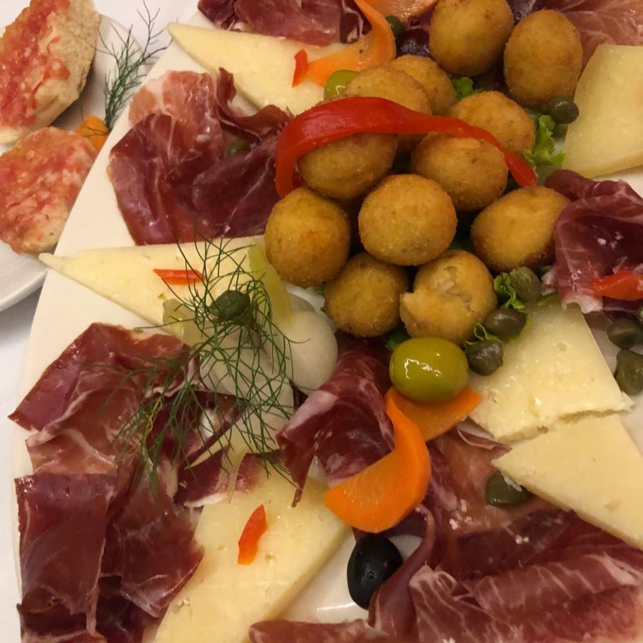 jamones y quesos con croquetas