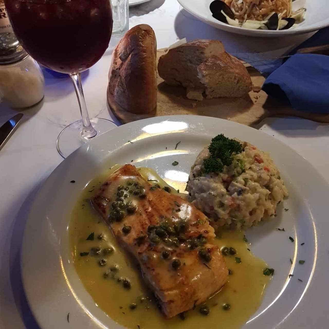 salmón con vino blanco
