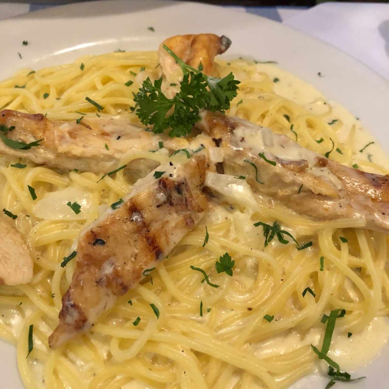 SPAGHETTI ALFREDO CON POLLO