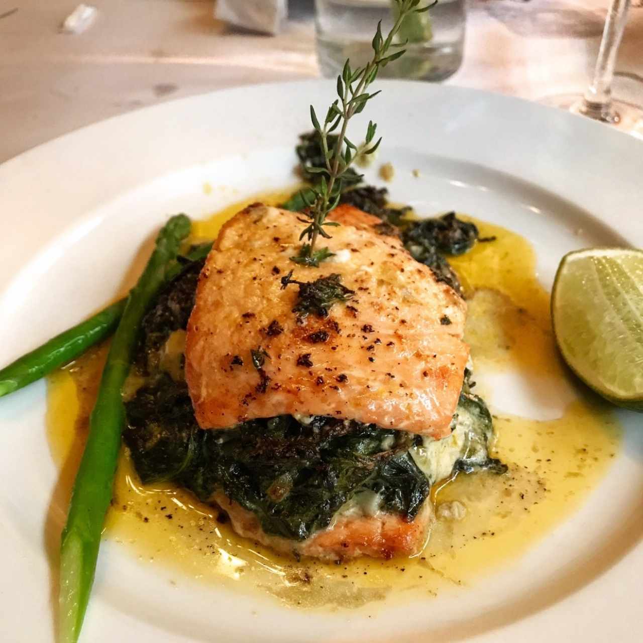 Del Mar - Salmone alla Florentina, delicioso salmon relleno de espinaca con salsa florentina, un delivioso platillo, recomiendo comerlo acompañado de un vino boanco. 
