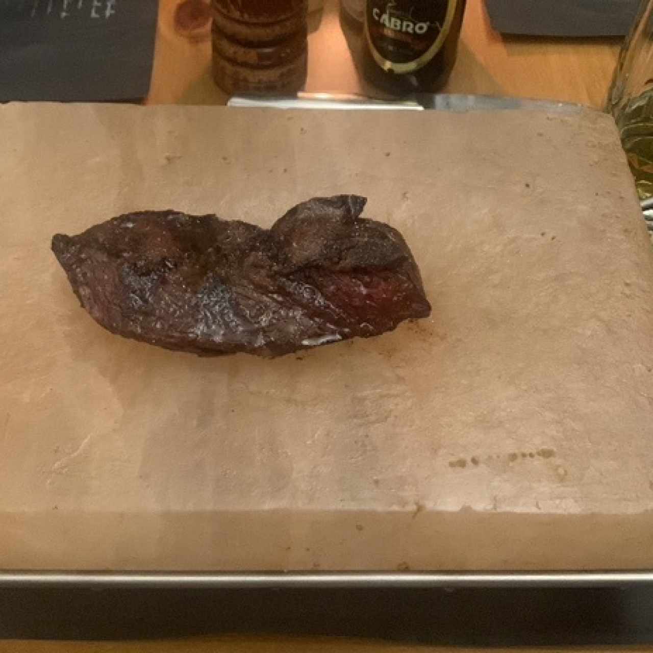 Boneless de carne de costilla sin hueso en plancha de sal de himalaya 