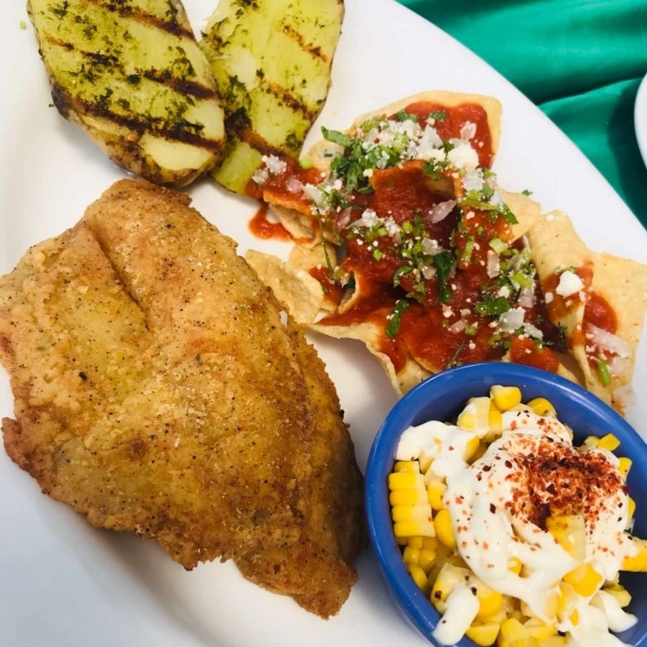 tilapia empanizada con esquites y papas