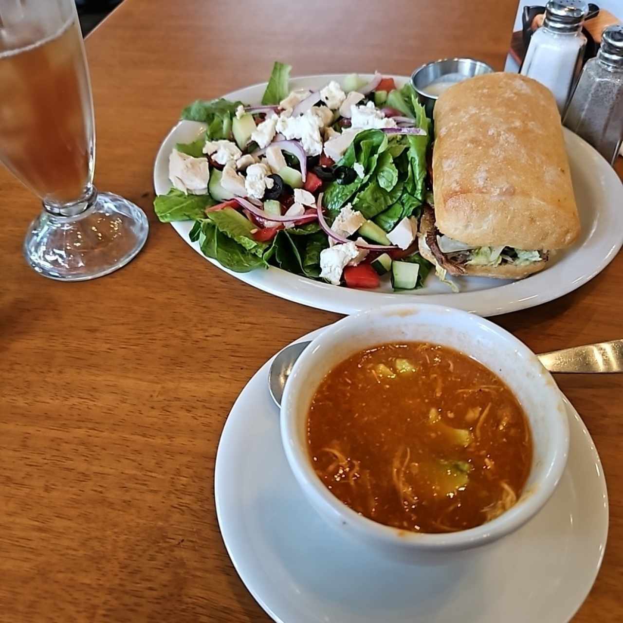 Sandwich de Birria, ensalada griega y sopa de tortilla