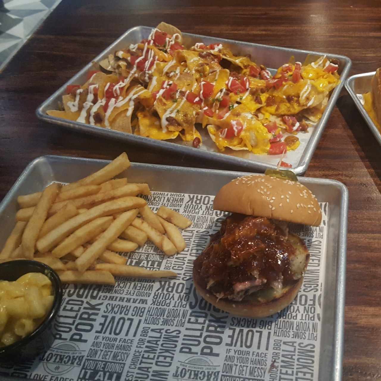 nachos y pullet pork sandwich excelente un restaurante a otro nivel, riquisimo