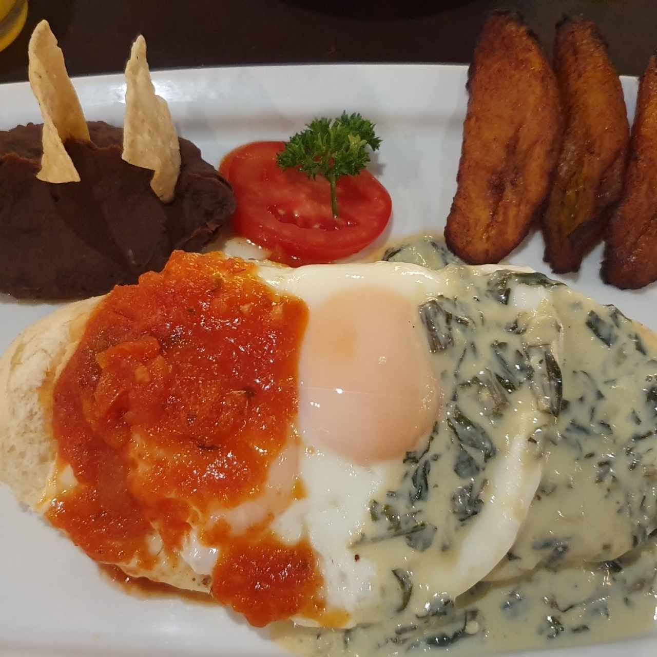 huevos en dos salsas