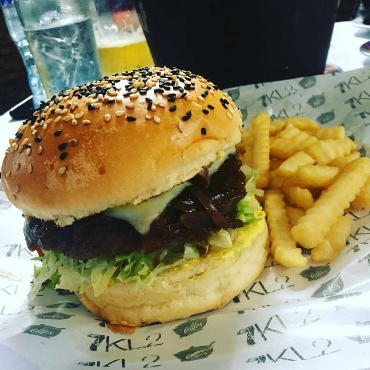 Hamburguesa Tipo Chino con Cebollitas a la Barbacoa, Queso y Tocino