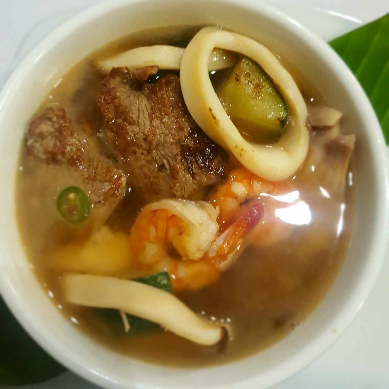 Sopa Tailandesa de Mariscos y Res