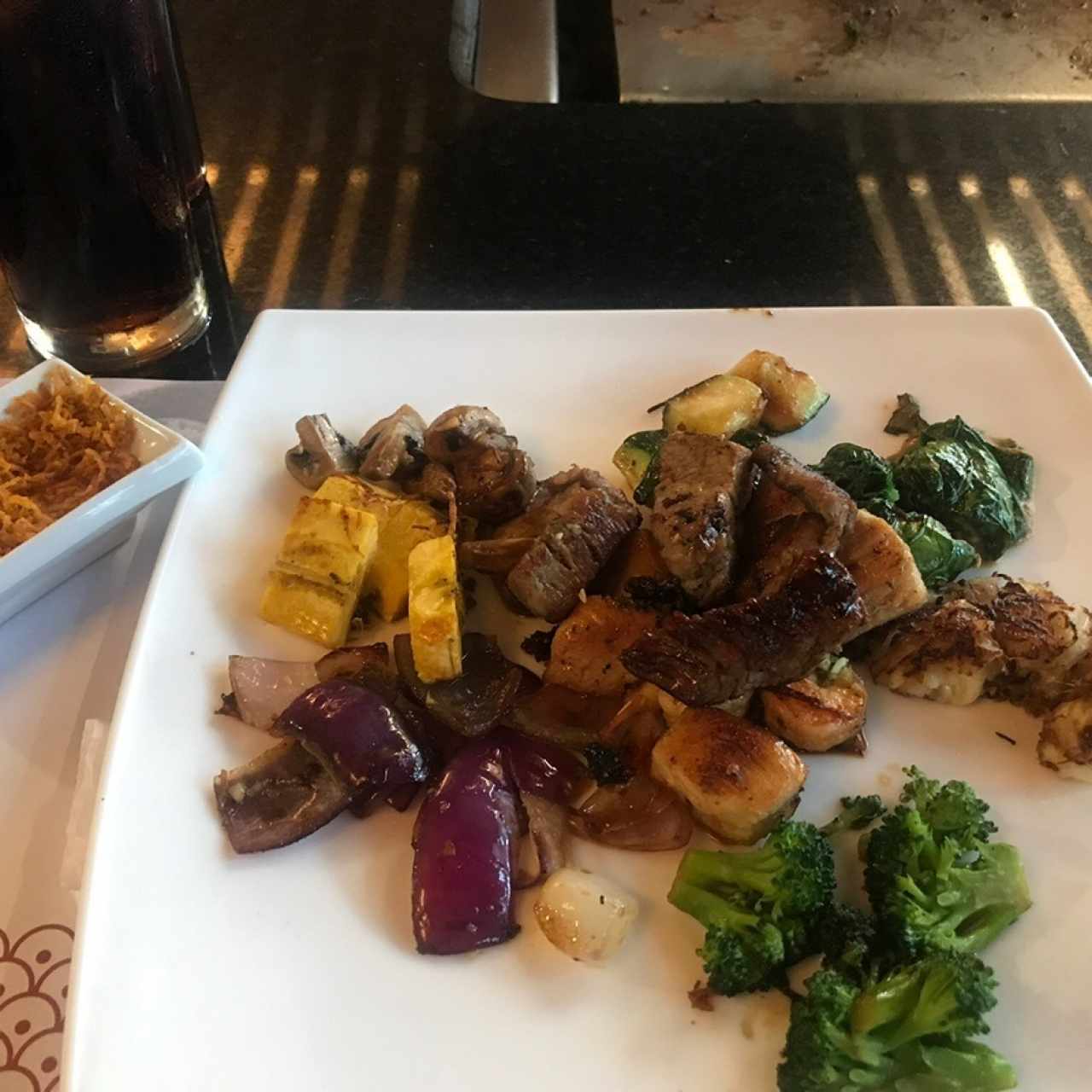 Teppanyaki Mixto (camarón, pollo, res) delicioso y suficiente para dos personas