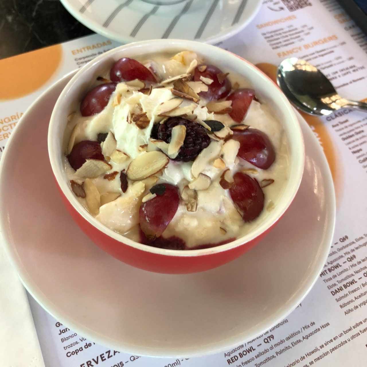 Yogurt Griego Natural con Nueces y Miel Orgánica