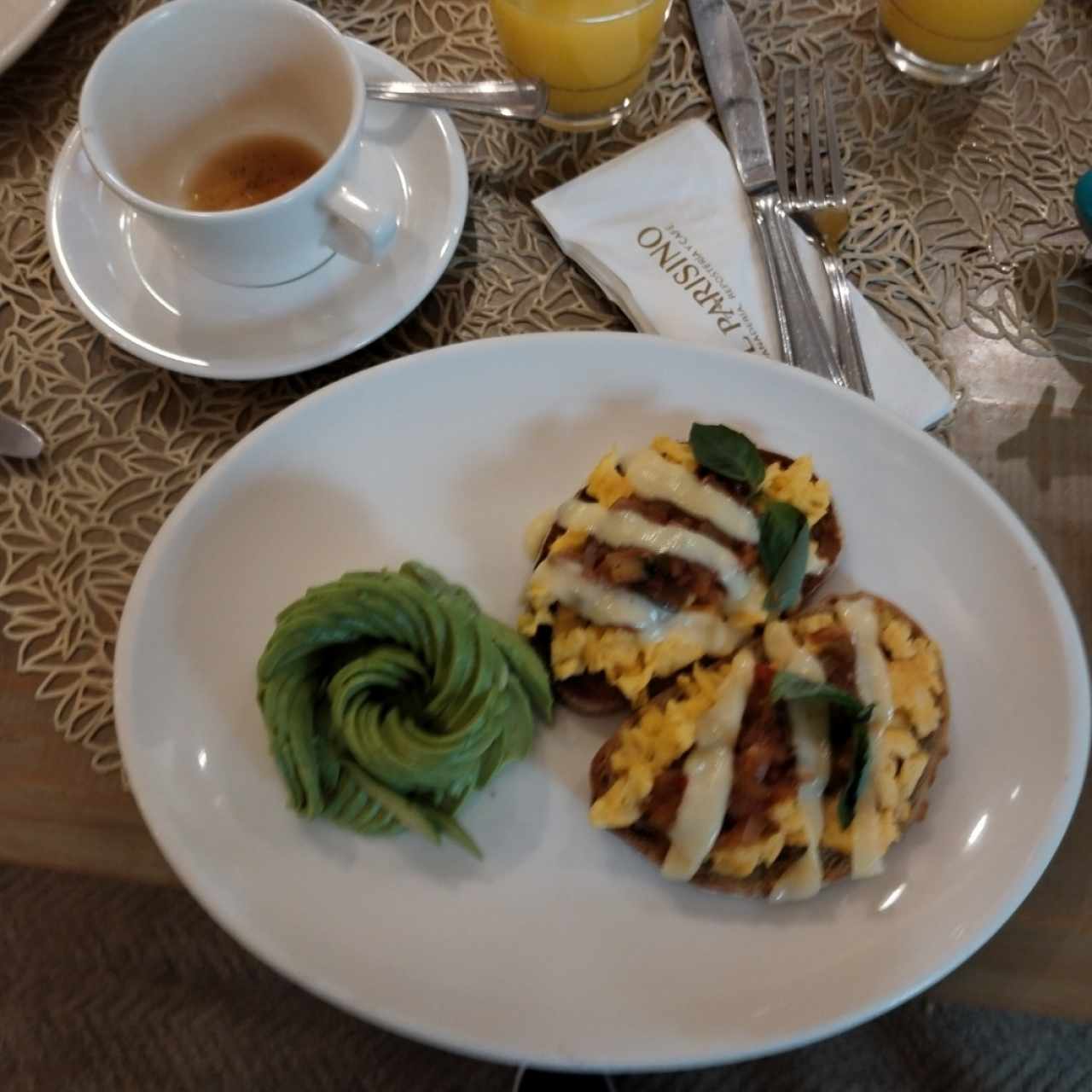 Tartine de huevo revuelto con ratatoullie