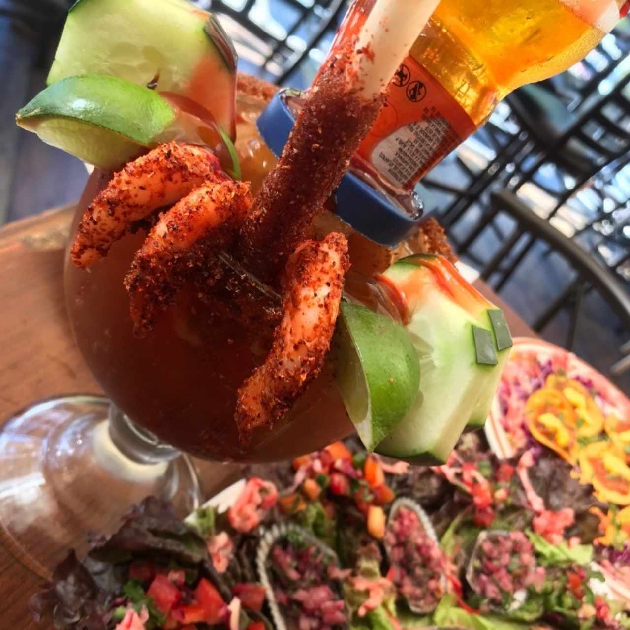 michelada La Llorona con conchas preparadas