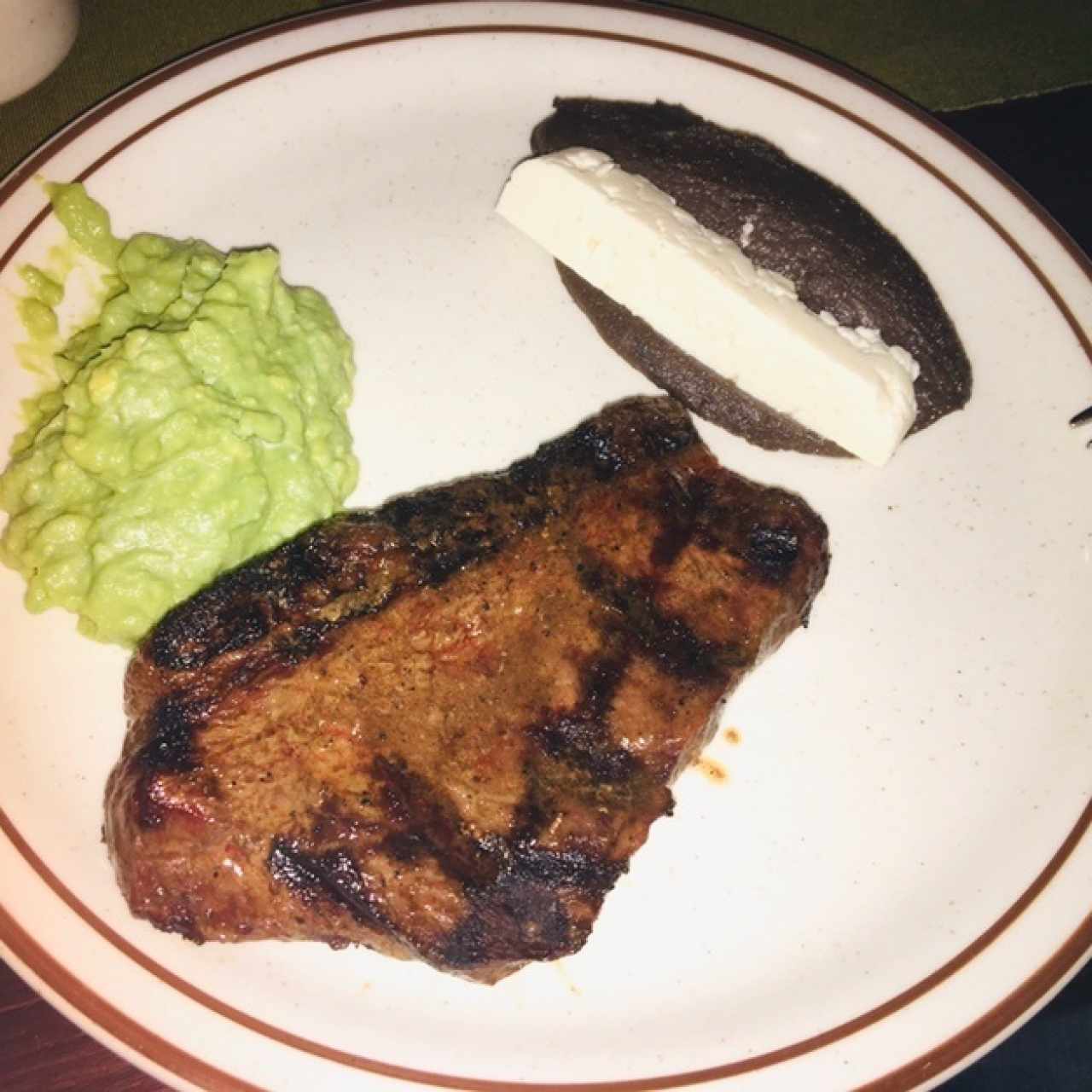 Lomito Pérez 12oz. Q159.95 / 6oz.: Q119.95