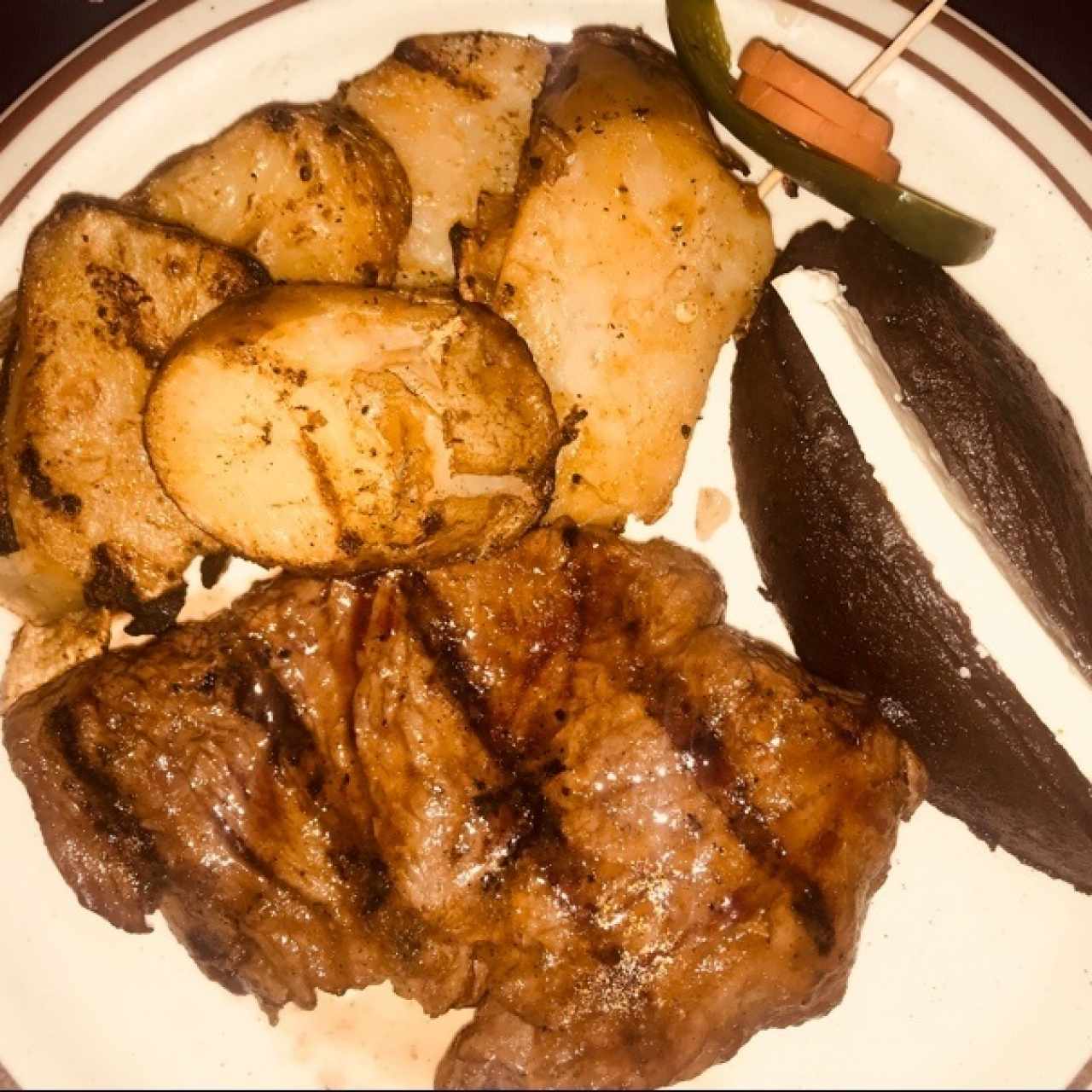 Lomito Real con papa asada rodajada y maleta de frijoles