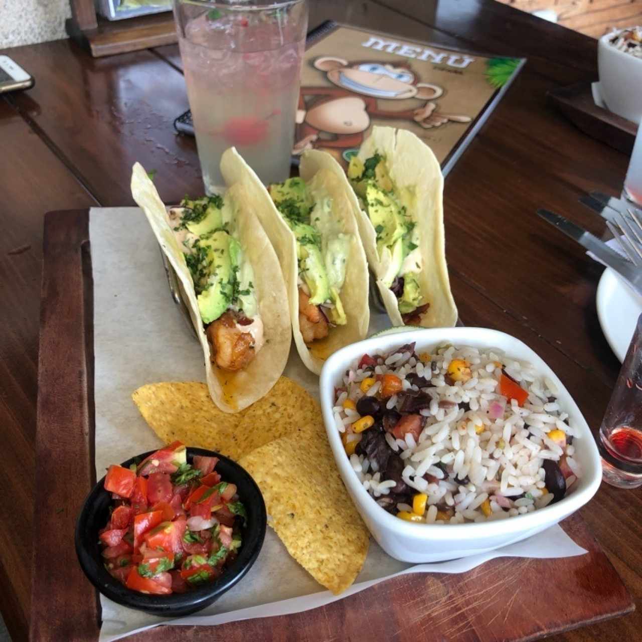 tacos de camarón. 