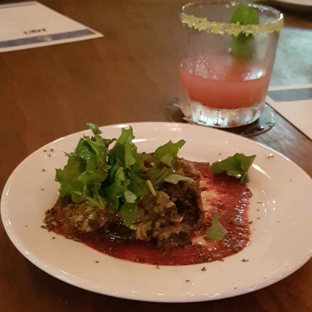 Hongo Portobello relleno bañado en vino blanco