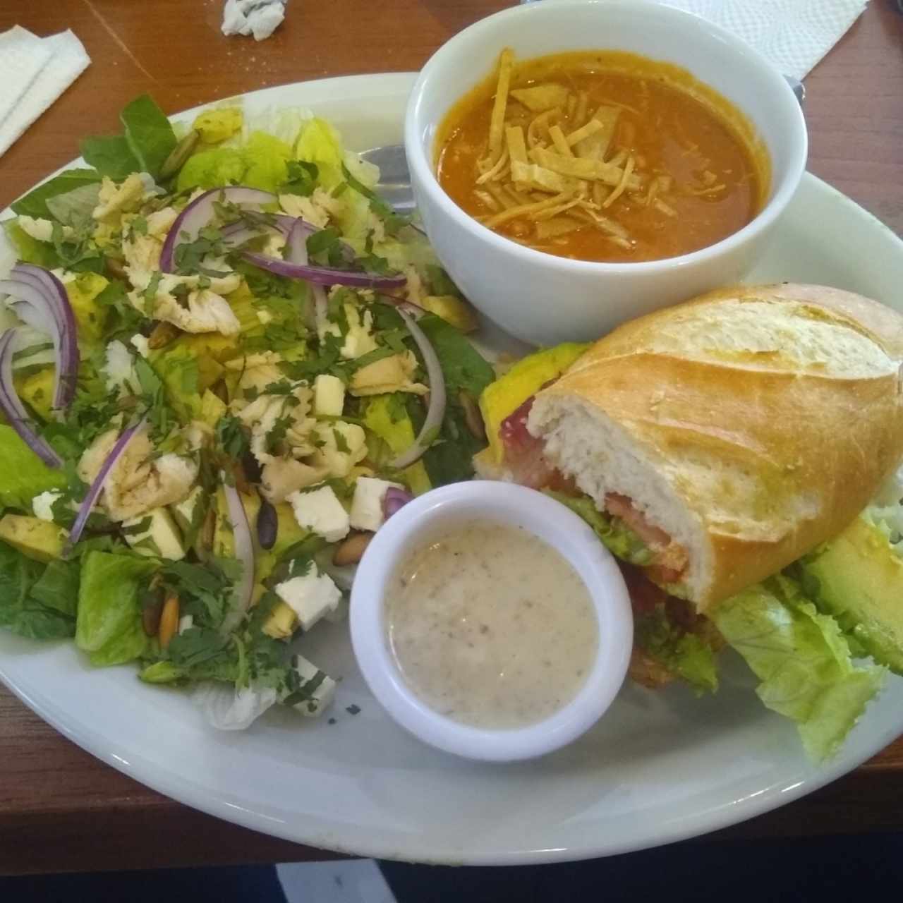 3 de 3 / Sopa de Tortilla, Sándwich de la Nona y Ensalada de Pepitoria y Aguacate 