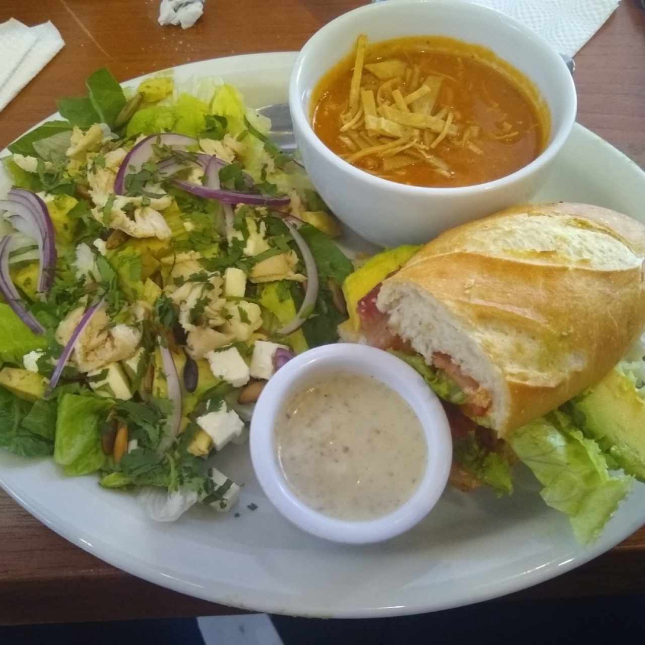 3 de 3, Sopa de Tortilla, Pan de la Nona y Ensalada de Aguacate y Pepitoria 