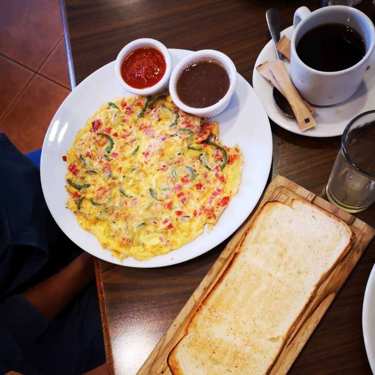 Omelette con Tocino, Queso y Jalapeño