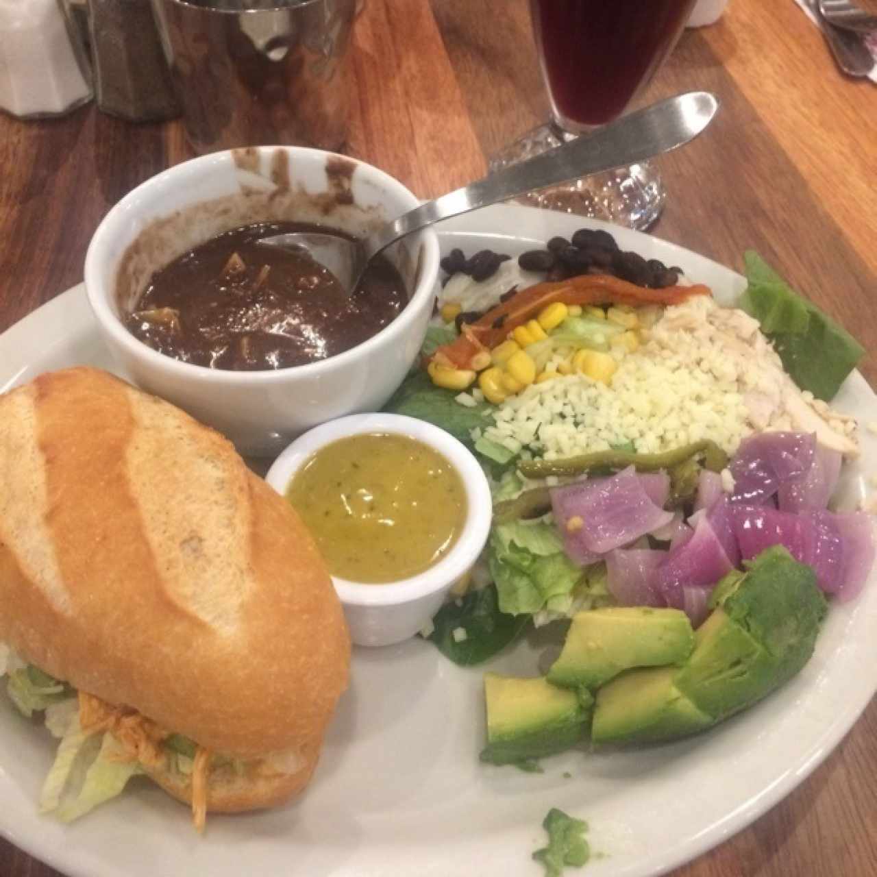 3 de 3 - pan con pollo y aguacate, ensalada artesanal y sopa del albañil