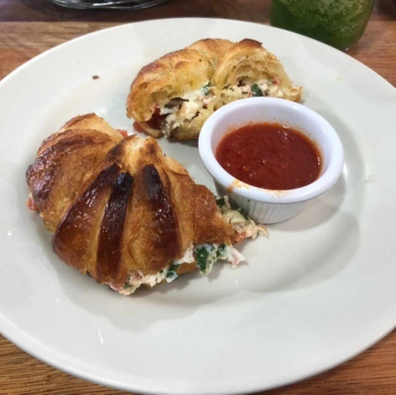Croissants con omelette de claras de huevo queso panela y vegetales