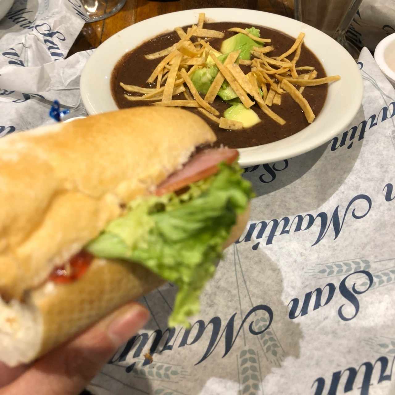 2 de 3 montecristo con sopa de frijol al albañil
