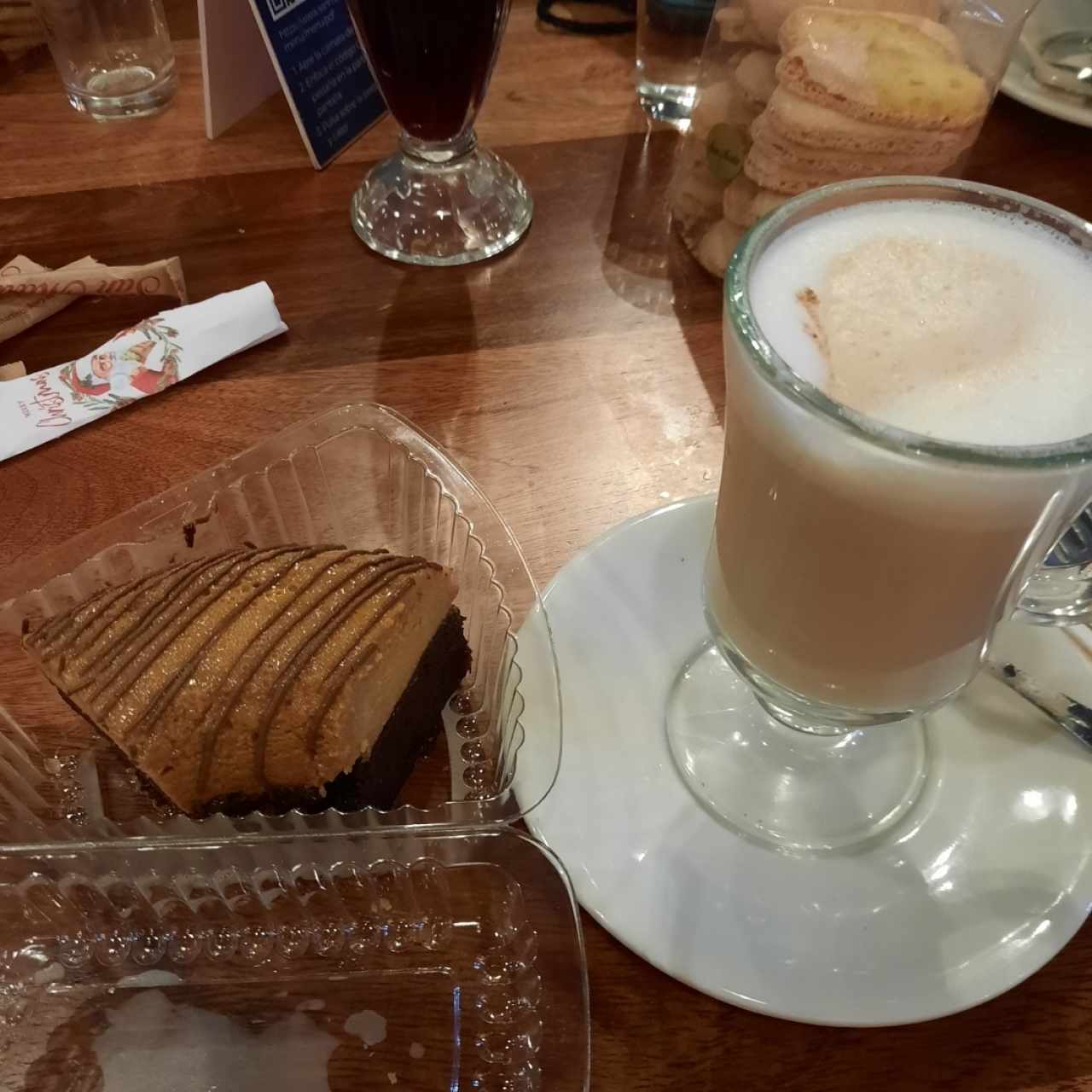 Pastel de media noche más capuchino