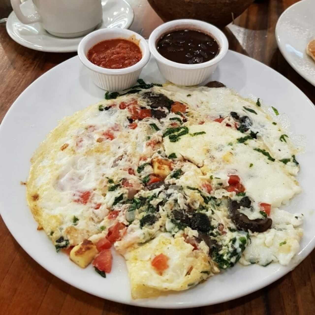 Claras de huevo con queso panela, champiñones y verduras