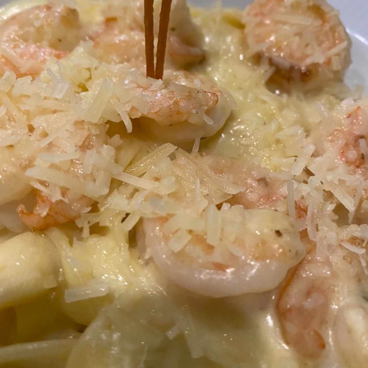 Fetuchini Alfredo con Camarones o Pollo